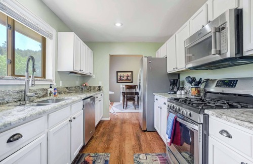 Woodland Park Cabin | Newly remodeled Mountain Cabin w/AC/Charis Bible College/AWM/Pikes Peak/King bed