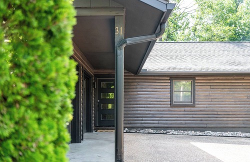 Bella Vista Cabin | Newly Remodeled True Log Cabin | Fire Pit | Bike In-Bike Out