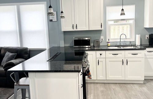 Willobee On The Lake House | Newly Remodeled Willoughby-Mentor Lakeside House. Close to EVERYTHING!
