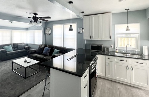 Willobee On The Lake House | Newly Remodeled Willoughby-Mentor Lakeside House. Close to EVERYTHING!