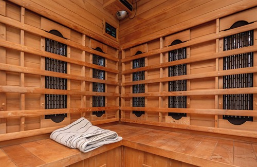 Apple Hill House | Newly Remodled home walking distance to APPLE HILL + SAUNA