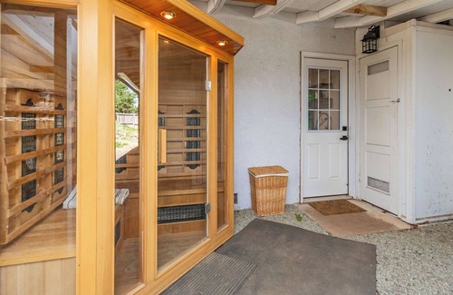 Apple Hill House | Newly Remodled home walking distance to APPLE HILL + SAUNA