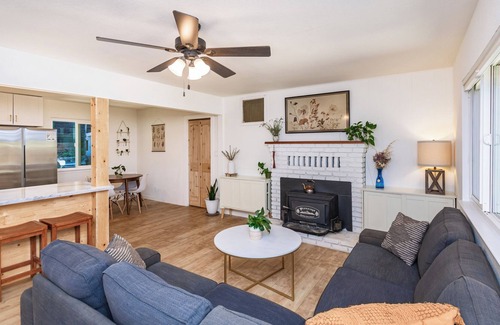 Apple Hill House | Newly Remodled home walking distance to APPLE HILL + SAUNA