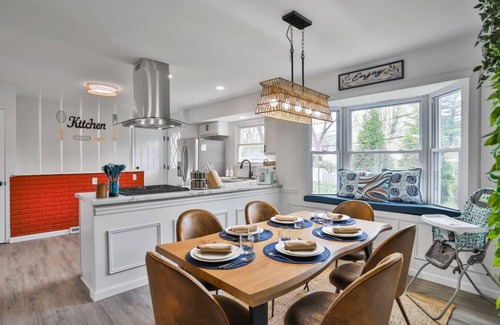 Maryland Heights House | Newly Reno! 11 Sleeps, Game Room, Picturable walls