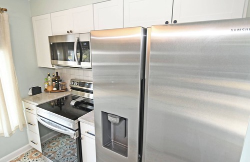 Crescent Beach Villa | Newly Renovated 2BR Villa l Pool Access l Close to Beach