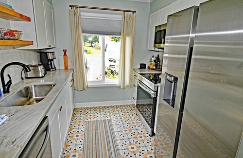 Crescent Beach Villa | Newly Renovated 2BR Villa l Pool Access l Close to Beach