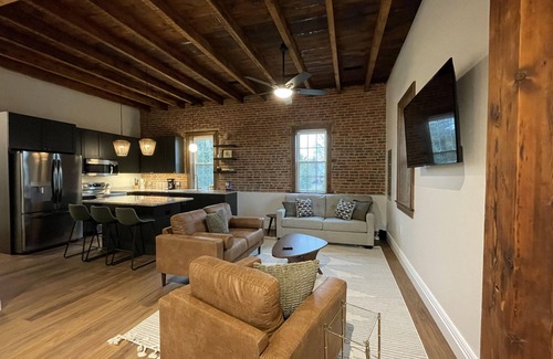 Manheim House | Newly renovated 1800’s one room schoolhouse with modern comforts and a hot tub!