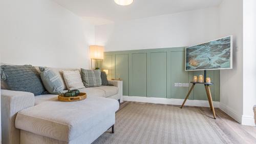 Lechlade House | Newly renovated 2-bed house in Lechlade with parking