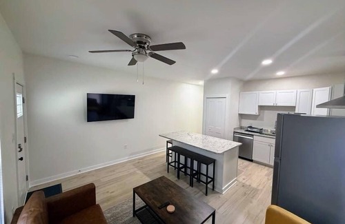 Durham Apartment | Newly Renovated 2 Bedroom - A Seasoned Superhost