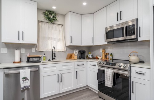 Oakwood House | Newly Renovated 2ba/2 Private Baths Rustic Oakwood Townhouse