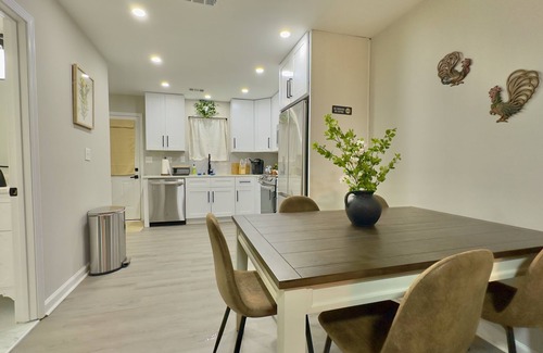 Oakwood House | Newly Renovated 2ba/2 Private Baths Rustic Oakwood Townhouse