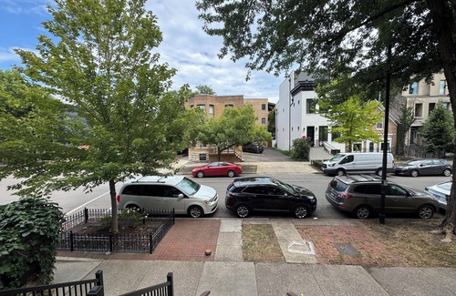 Sheffield and DePaul Apartment | Newly Renovated 2BR Unit Near DePaul University