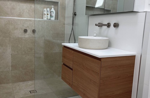 Lorne Apartment | Newly renovated, 3 bedroom, pet friendly unit.