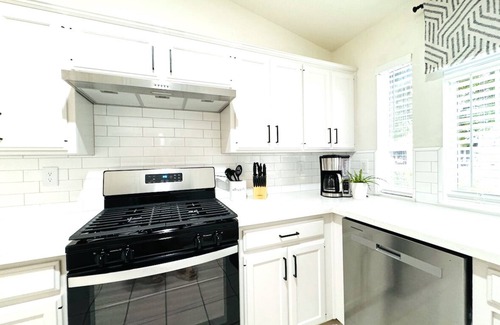 Raisin House | Newly Renovated 3 Bedroom 2 Bath Spacious Modern House in NE Fresno