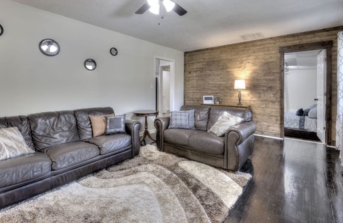White House | Newly Renovated 3 Bedroom Fire Pit & Pet Friendly