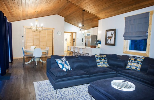 Deer Park Cabin | Newly Renovated 3 Br/2 Bath Sunriver Cabin With WiFi, A/C, Sharc Passes