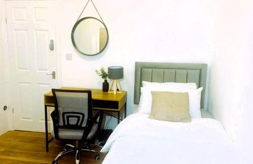 Bury Apartment | Newly renovated 3 Ensuite bedroom house in bury, 5 people
