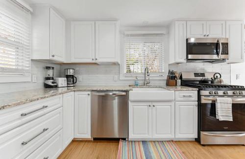 Vineyard Haven House | Newly Renovated 3BR 2BA - Walk to Restaurants