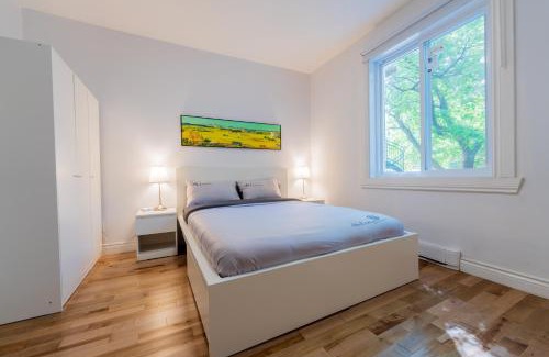 Cote-Des-Neiges—Notre-Dame-De-Grace Apartment | Newly Renovated 3BR 2BA Spacious and Modern