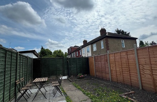 Custom House Apartment | Newly Renovated 4BD Home, 11 Mins to ExCel London!