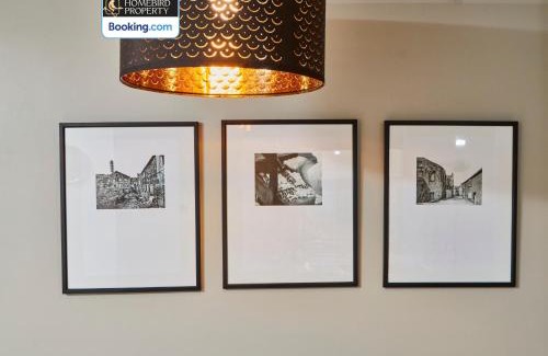 Leeds House | Newly Renovated 4BDR Cottage House By Homebird Property Management Short Lets & Serviced Accommodation Leeds With Private Parking & Netflix