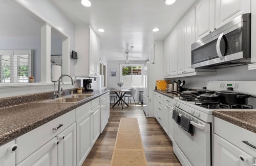 Sherwood Forest and Thistle Development House | NEWLY RENOVATED! 5 mins away from Disneyland! Modern and Comfort Dream Home!