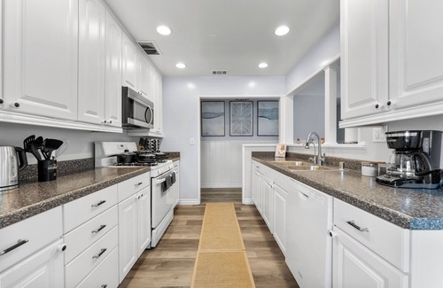 Sherwood Forest and Thistle Development House | NEWLY RENOVATED! 5 mins away from Disneyland! Modern and Comfort Dream Home!