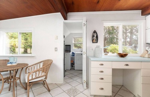 Freeland House | NEWLY Renovated Anchor House | Rooftop Patio | Pet Friendly | 3min Walk to Beach