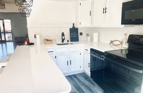 Southend House | NEWLY RENOVATED BEACH BLOCK TOWNHOME!