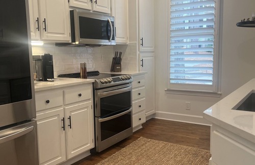 Lake Oconee Cottage | Newly Renovated, Beautifully Decorated, Lake Front in Reynolds