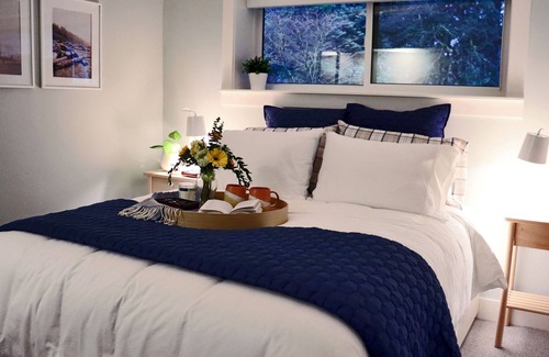 Blueridge Bed & Breakfast | Newly Renovated Cozy 1 Bedroom Suite with Hot Tub!