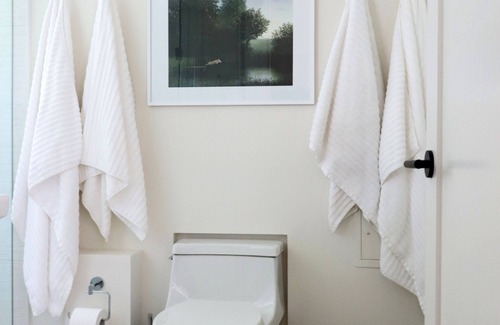 Blueridge Bed & Breakfast | Newly Renovated Cozy 1 Bedroom Suite with Hot Tub!