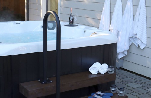 Blueridge Bed & Breakfast | Newly Renovated Cozy 1 Bedroom Suite with Hot Tub!