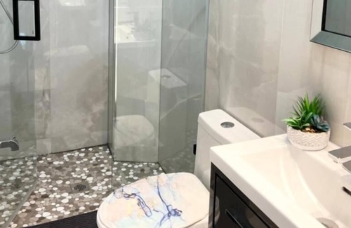 Mount Pleasant East House | Newly renovated Duplex 4BR 3BA in Midtown Toronto