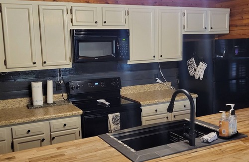 Lookout Valley Neighborhood Association Cabin | Newly Renovated Cabin Close to Downtown Chattanooga