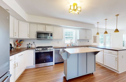 Rockport House | Newly Renovated Charming House with Cozy Fireplace & Outdoor Entertainment Areas