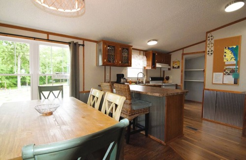 Benton Apartment | Newly Renovated Cottage 2 at the King Creek Lodge and Marina