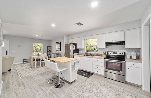 Historic District Cottage | Newly renovated cottage walking distance to downtown Ocala square. Quiet street.