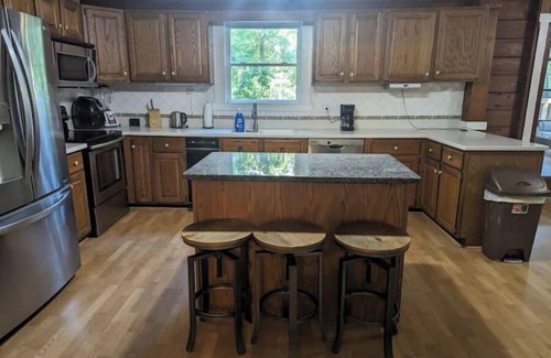 Snellville Cabin | NEWLY RENOVATED Cozy Elegant Cabin Good for Large Groups