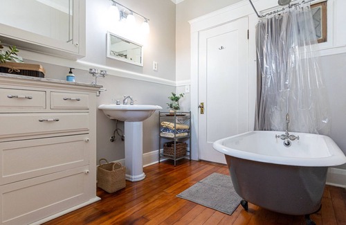 Westmont House | Newly Renovated Craftsman minutes to Claremont Village & Colleges.