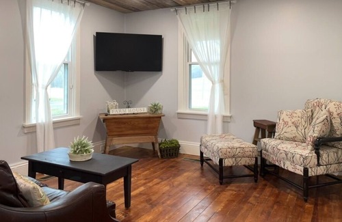Newport House | Newly renovated Farmhouse near Little Buffalo State Park