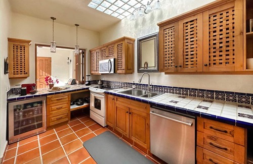 Nopolo House | Newly renovated FN 525- 5 steps from LAP pool.