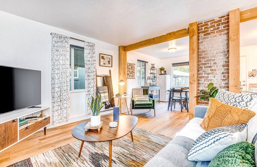 Canyon Rim House | Newly renovated/furnished getaway with hot tub and adorable decor - dogs OK