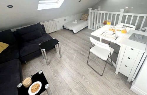 Mapesbury Apartment | Newly Renovated Stunning Studio in London