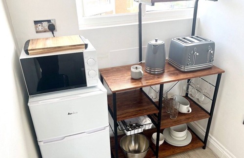 Mapesbury Apartment | Newly Renovated Stunning Studio in London