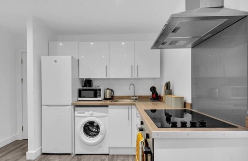 Croham Apartment | Newly Renovated: Contemporary Haven w/ Outdoor