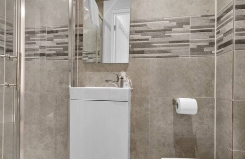Croham Apartment | Newly Renovated: Contemporary Haven w/ Outdoor