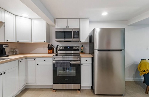 Richmond Apartment | Newly Renovated Hawthorne Retreat- Private Apt!