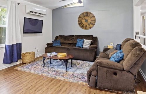 Greer House | Newly Renovated Home Close To Greenville Spartanburg Airport