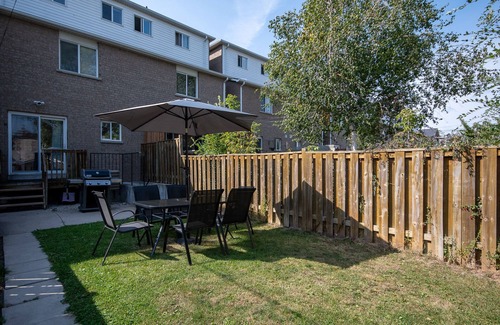 Old East York House | Newly renovated home steps to transit, 10mins to beach & 25mins to downtown